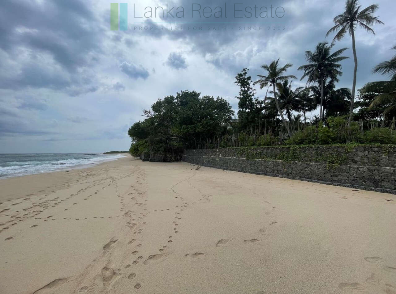 Fabulous Mirissa oceanfront on sandy beach