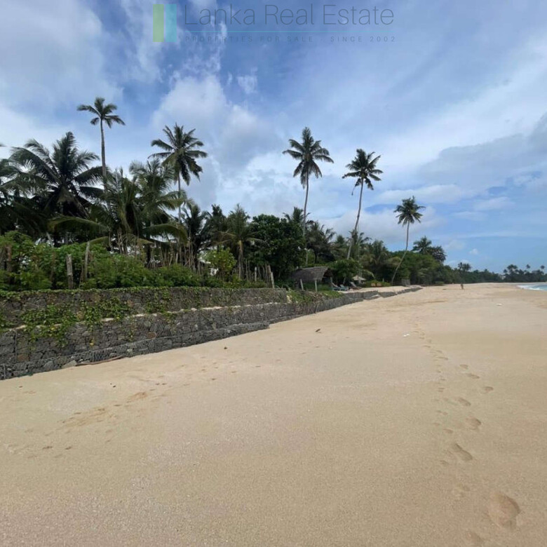 Fabulous Mirissa oceanfront on sandy beach