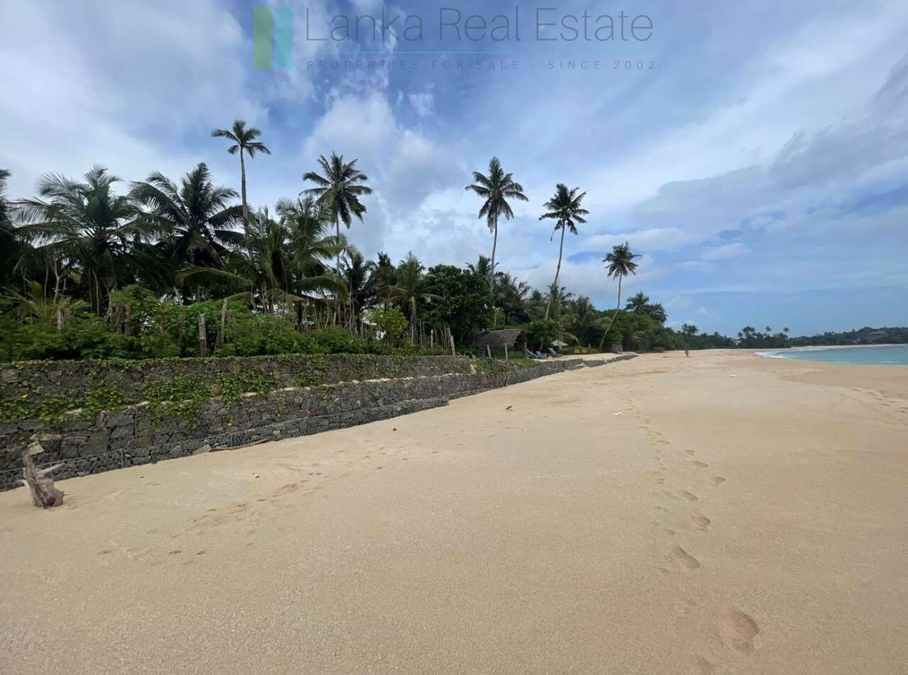 Fabulous Mirissa oceanfront on sandy beach