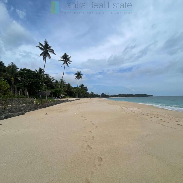 Fabulous Mirissa oceanfront on sandy beach