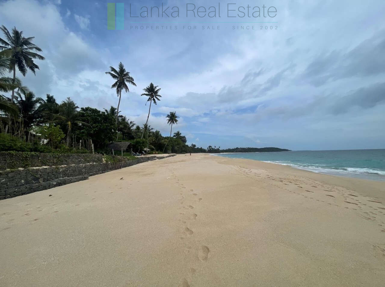 Fabulous Mirissa oceanfront on sandy beach