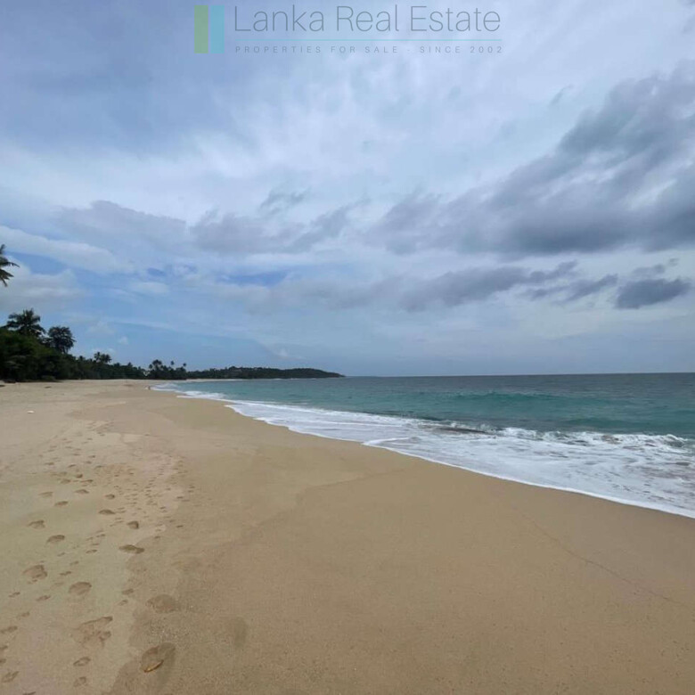 Fabulous Mirissa oceanfront on sandy beach
