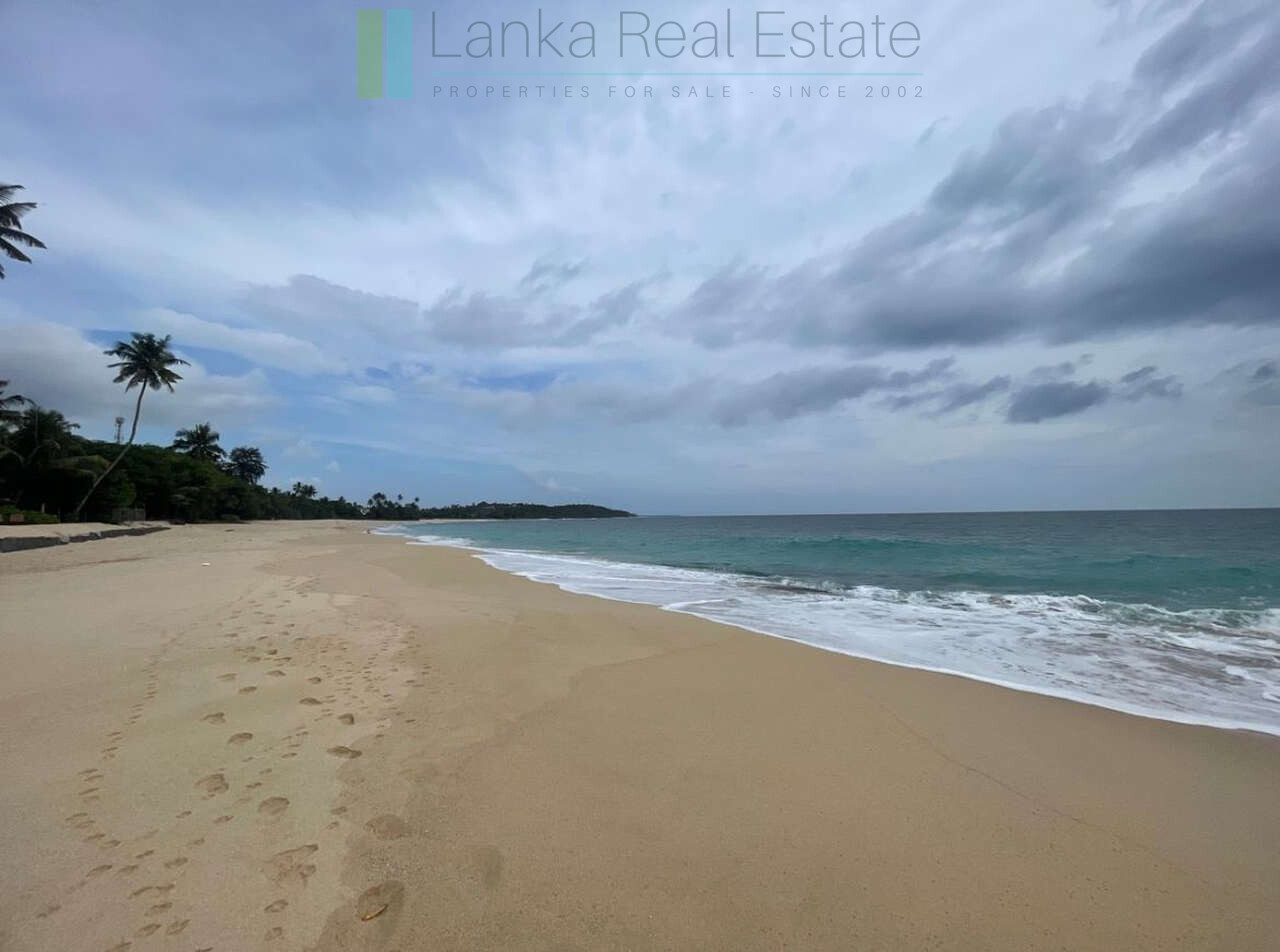 Fabulous Mirissa oceanfront on sandy beach