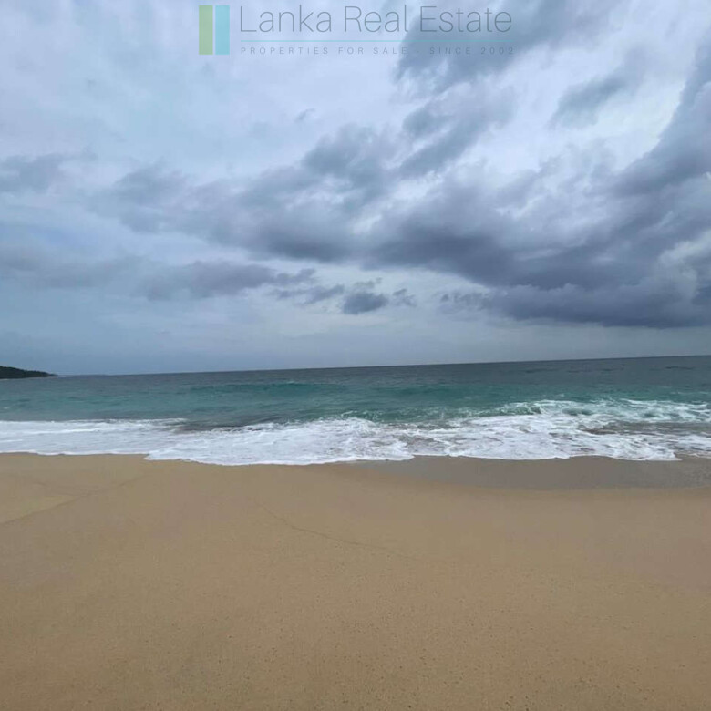 Fabulous Mirissa oceanfront on sandy beach