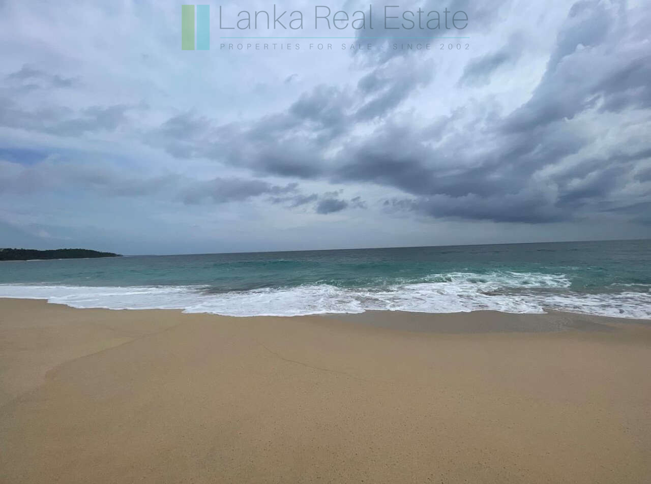 Fabulous Mirissa oceanfront on sandy beach