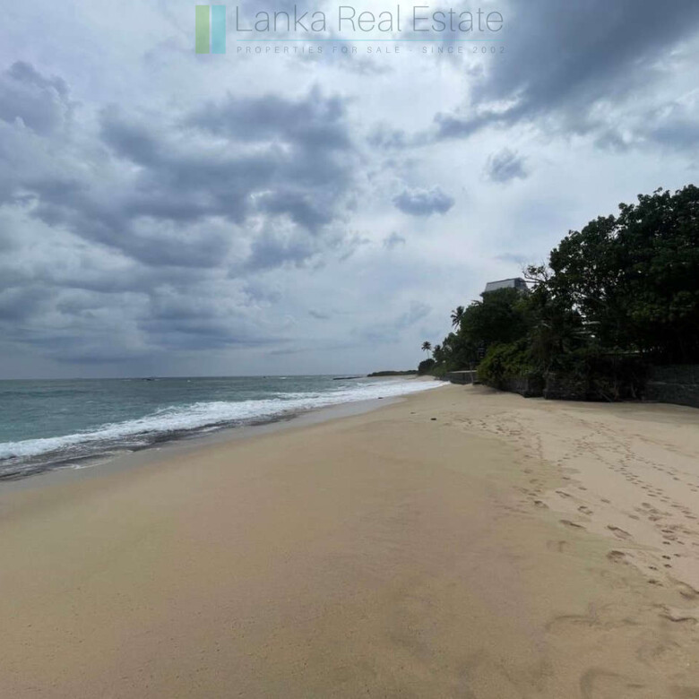 Fabulous Mirissa oceanfront on sandy beach