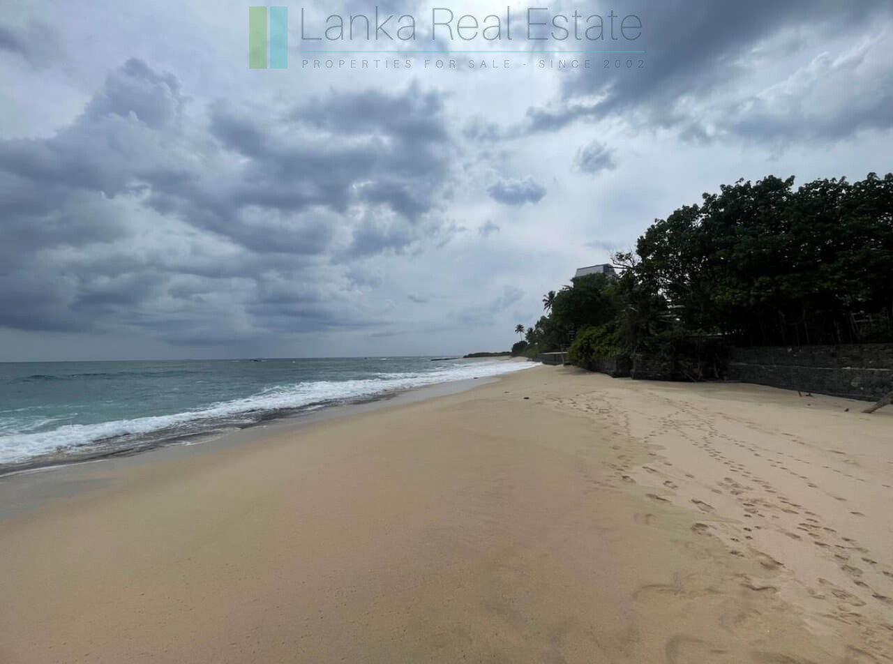 Fabulous Mirissa oceanfront on sandy beach
