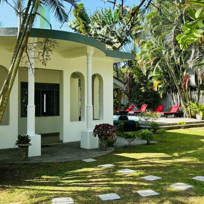 Three-bedroomed villa with pool near the beach