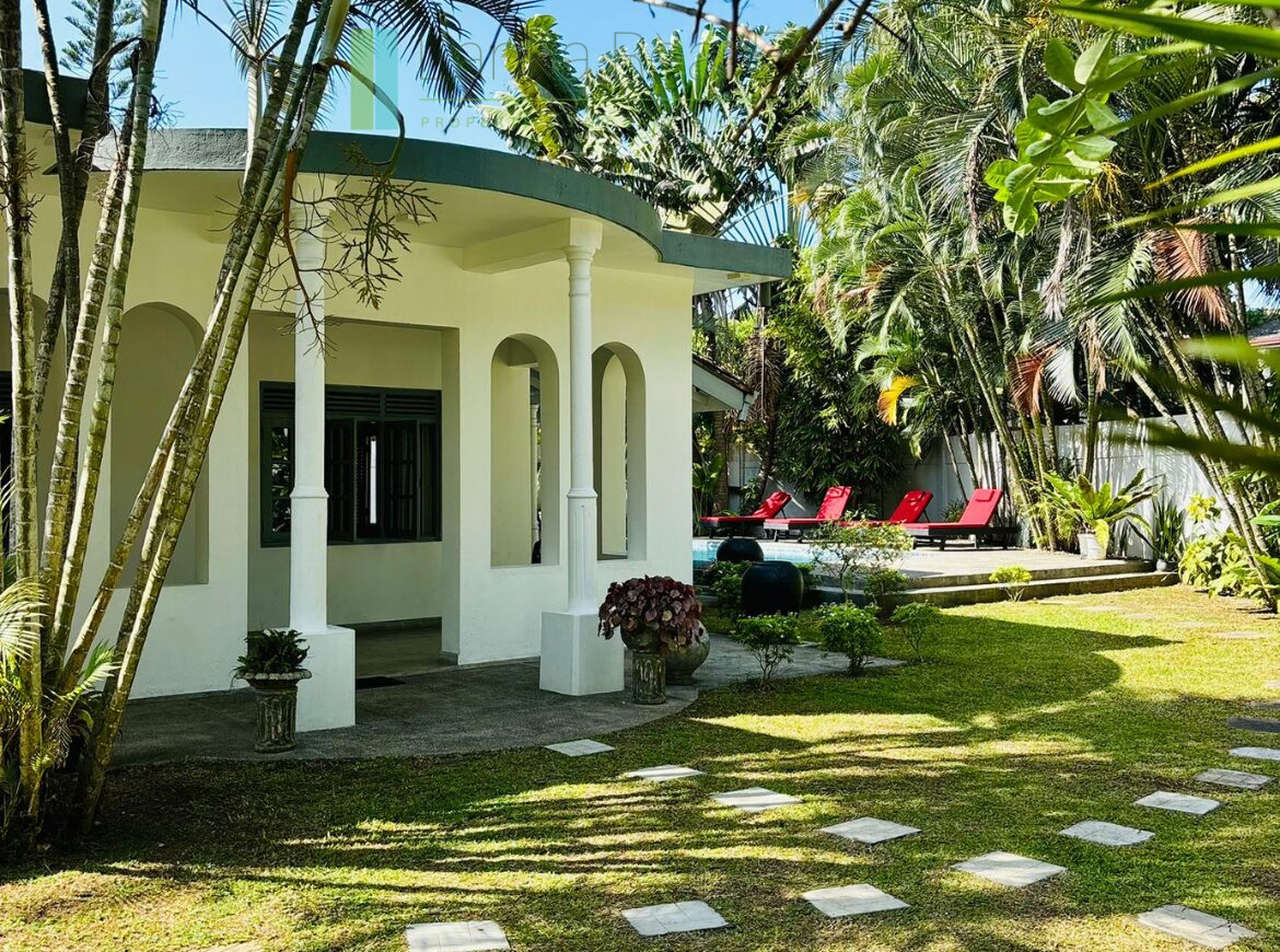 Three-bedroomed villa with pool near the beach