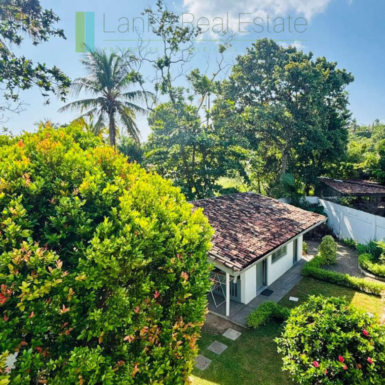 Three-bedroomed villa with pool near the beach