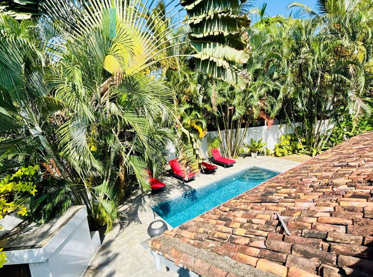 Three-bedroomed villa with pool near the beach