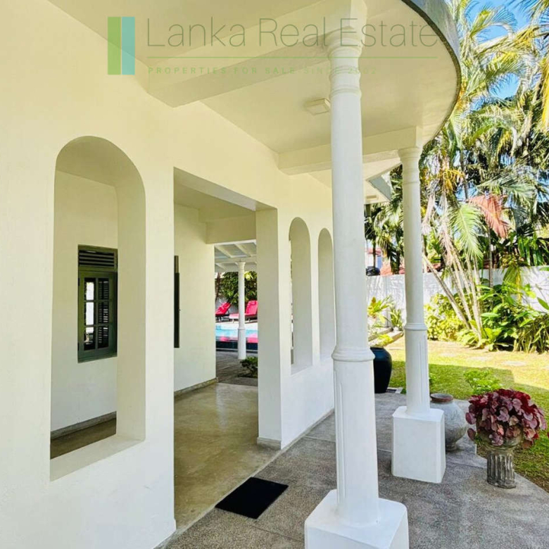 Three-bedroomed villa with pool near the beach