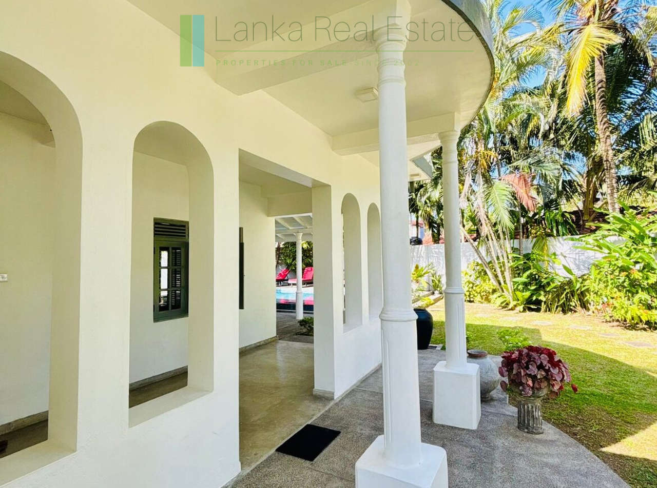 Three-bedroomed villa with pool near the beach