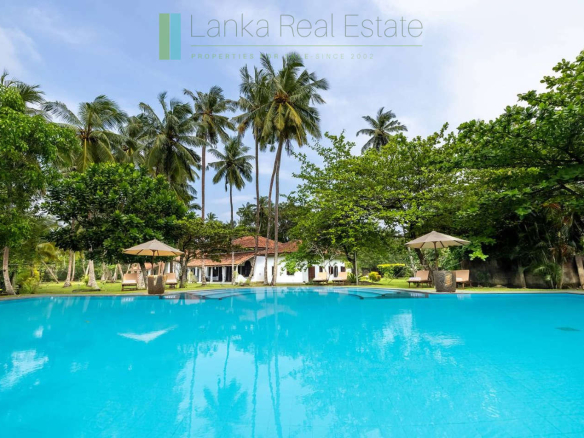 Four bedroom villa with pool in Unawatuna