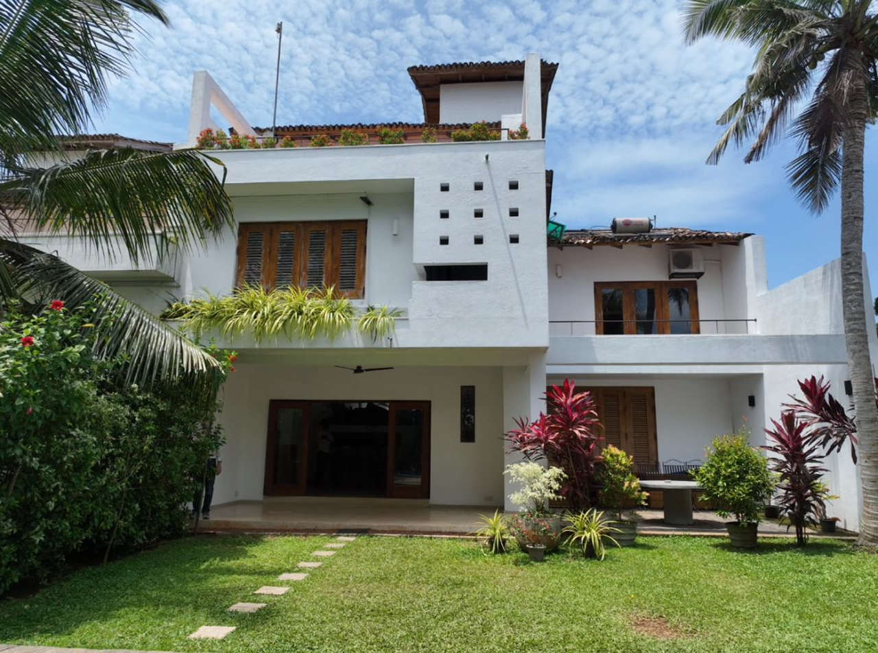 Architect designed lakefront villa