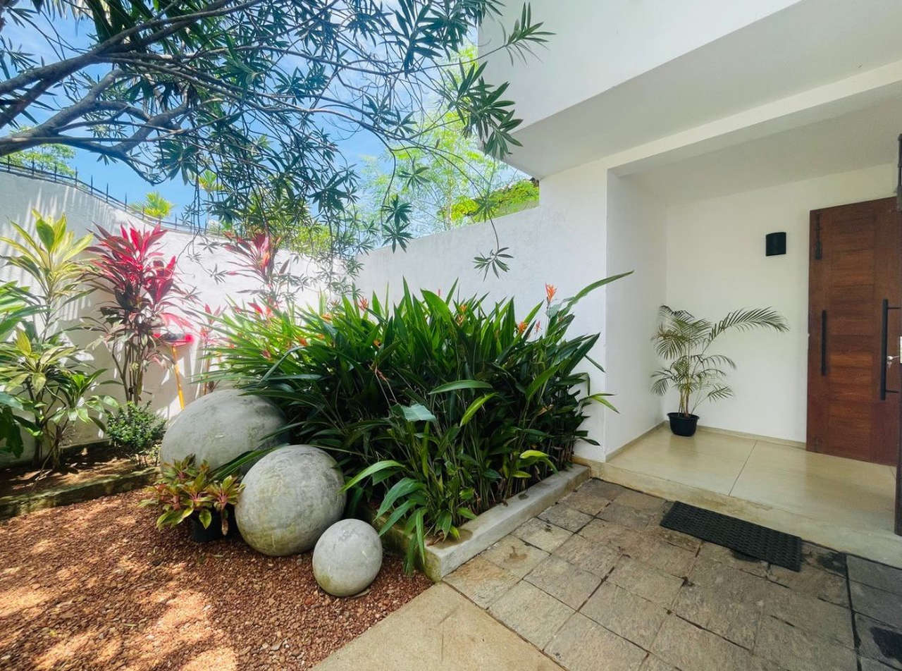 Architect designed lakefront villa