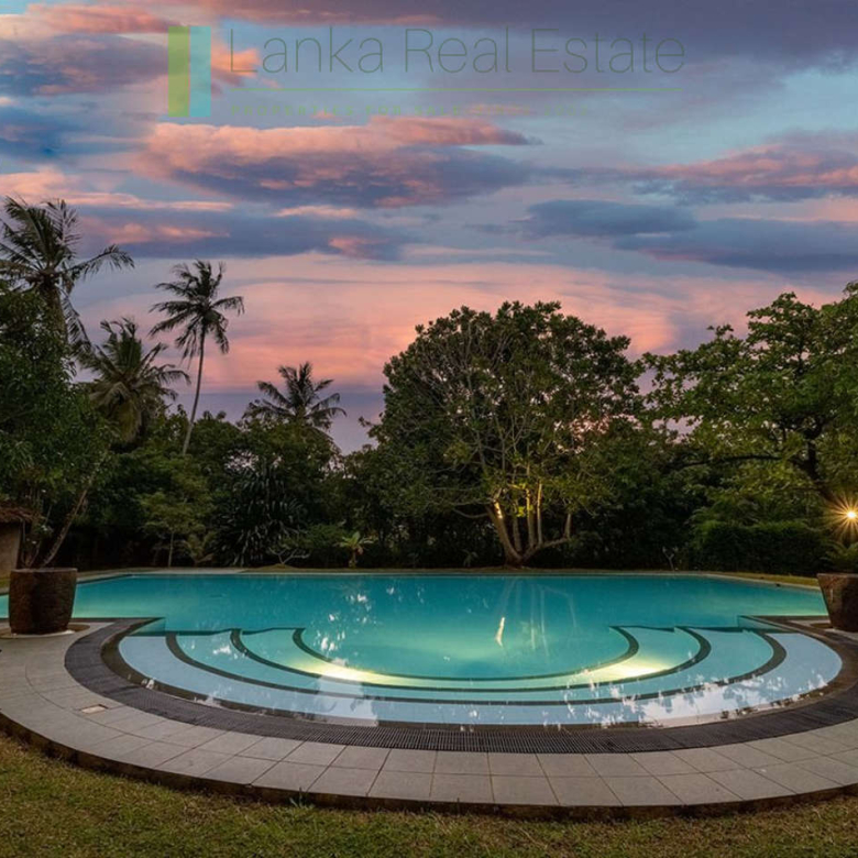 Four bedroom villa with pool in Unawatuna