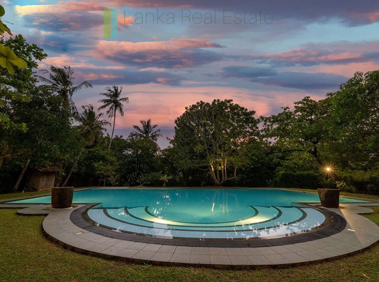 Four bedroom villa with pool in Unawatuna