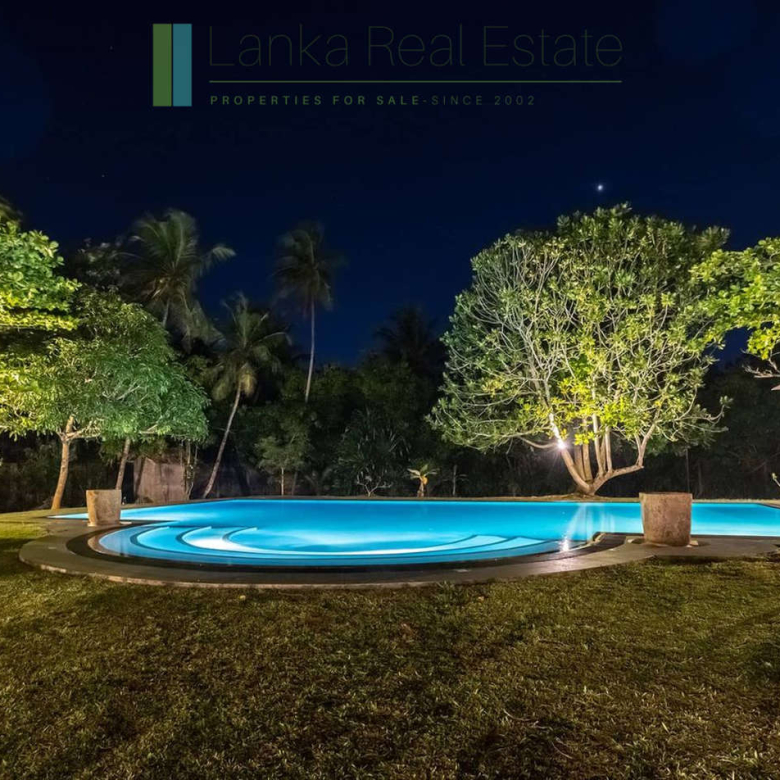 Four bedroom villa with pool in Unawatuna