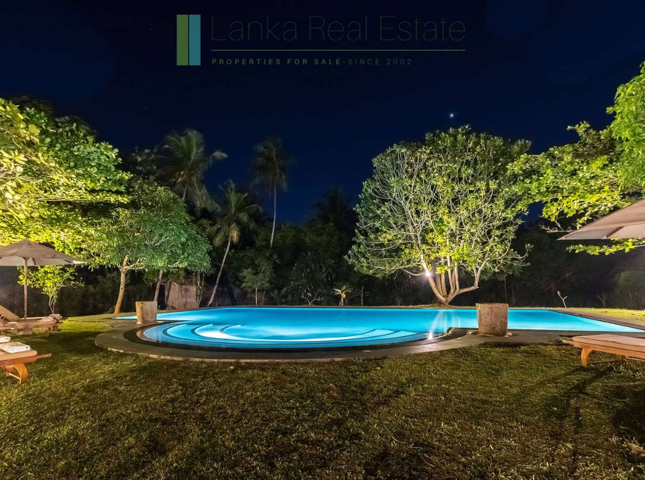 Four bedroom villa with pool in Unawatuna