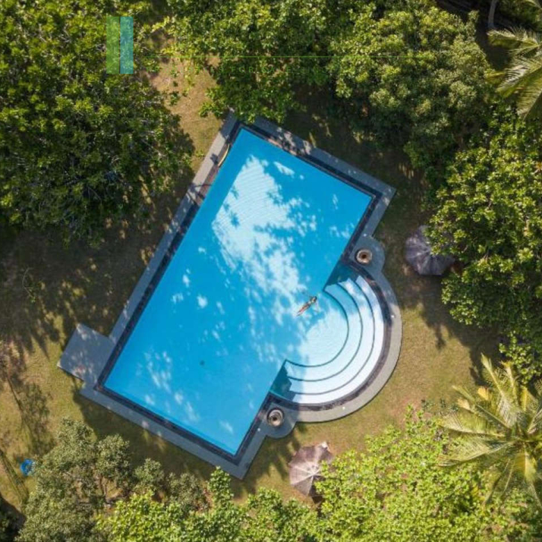 Four bedroom villa with pool in Unawatuna