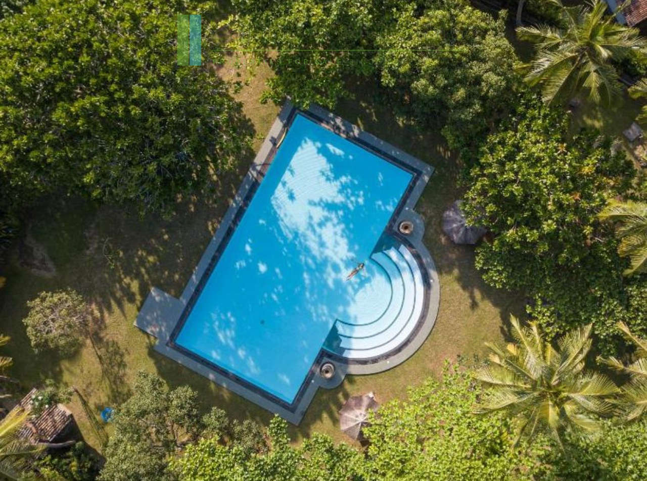 Four bedroom villa with pool in Unawatuna