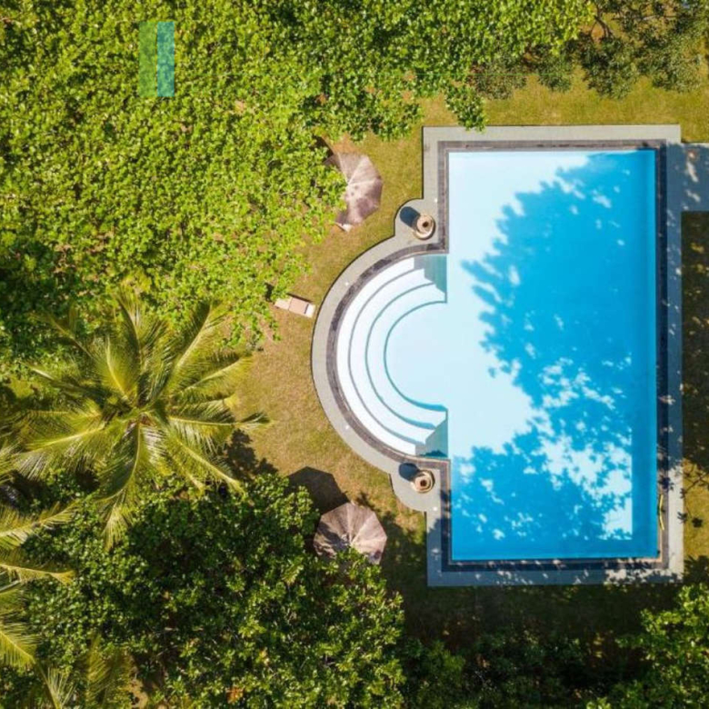 Four bedroom villa with pool in Unawatuna