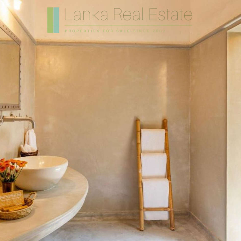 Four bedroom villa with pool in Unawatuna