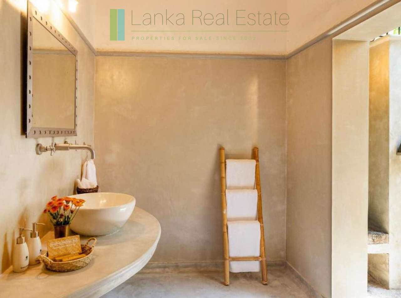 Four bedroom villa with pool in Unawatuna
