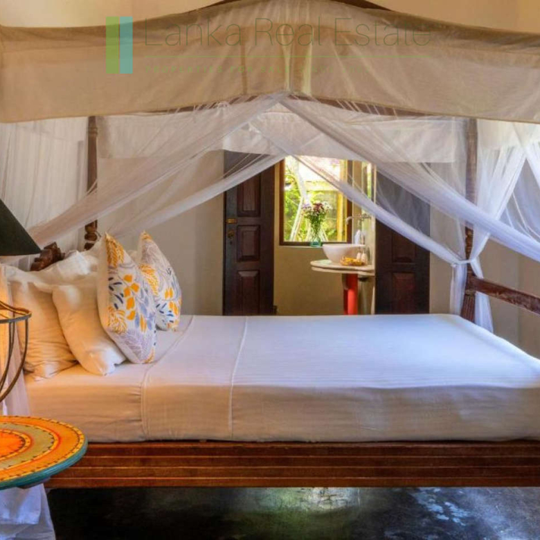 Four bedroom villa with pool in Unawatuna