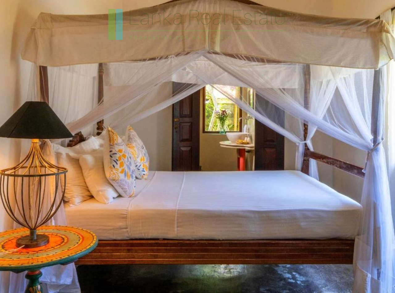 Four bedroom villa with pool in Unawatuna