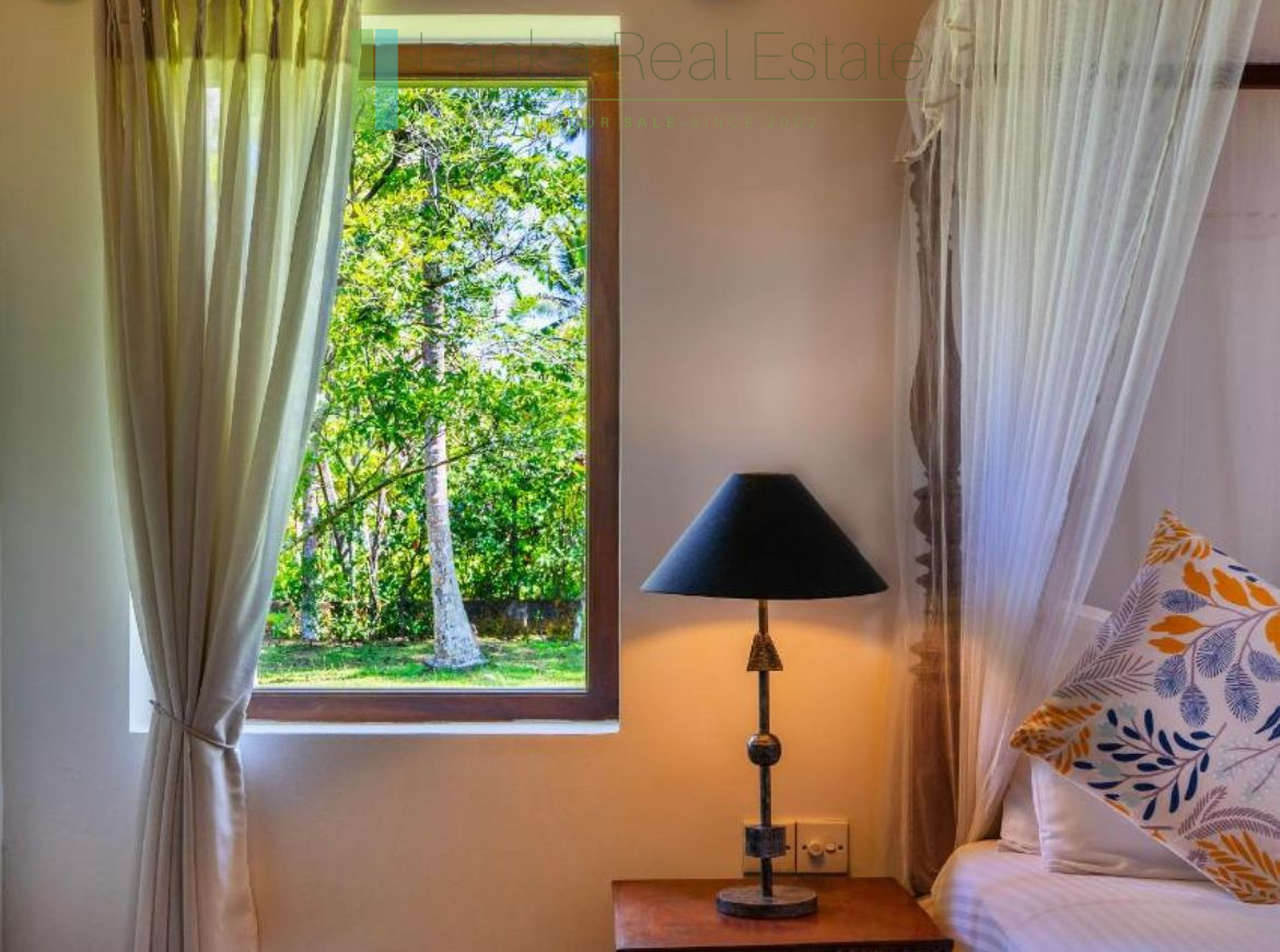 Four bedroom villa with pool in Unawatuna