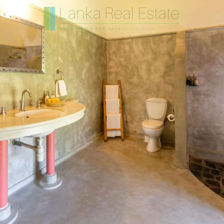 Four bedroom villa with pool in Unawatuna
