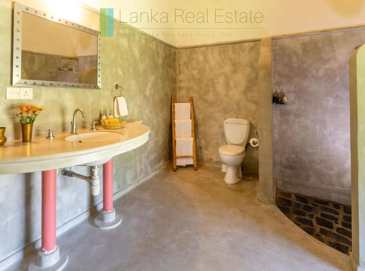 Four bedroom villa with pool in Unawatuna