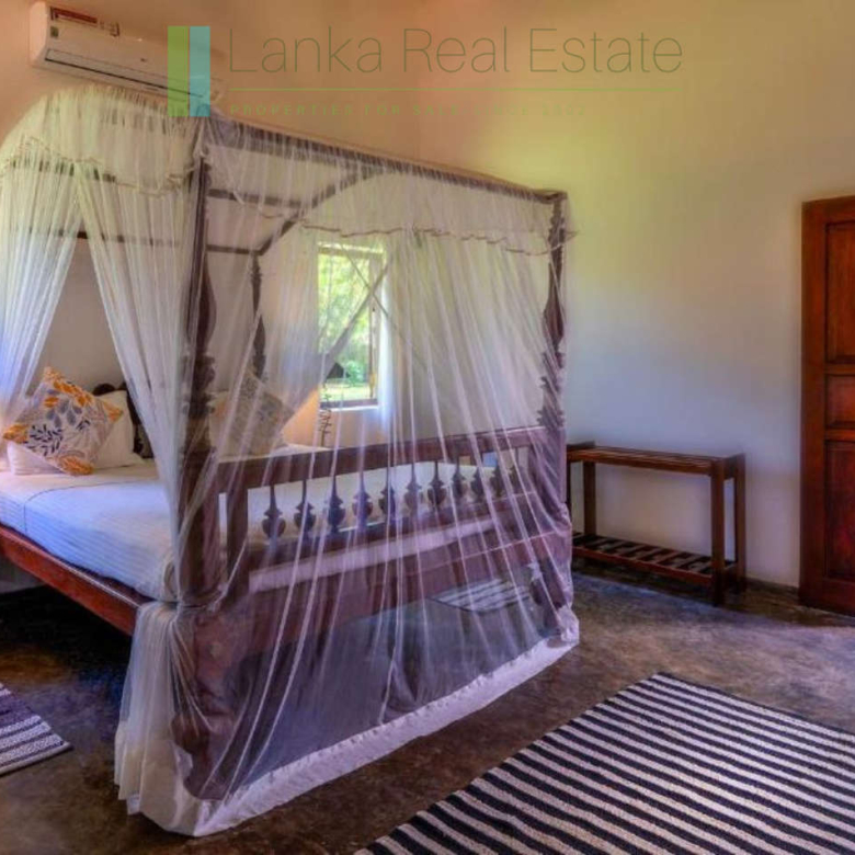 Four bedroom villa with pool in Unawatuna