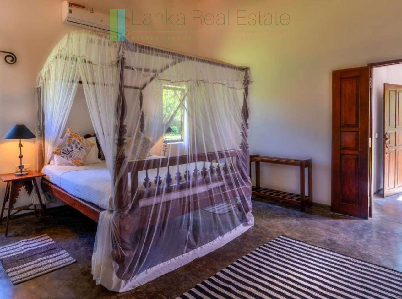 Four bedroom villa with pool in Unawatuna