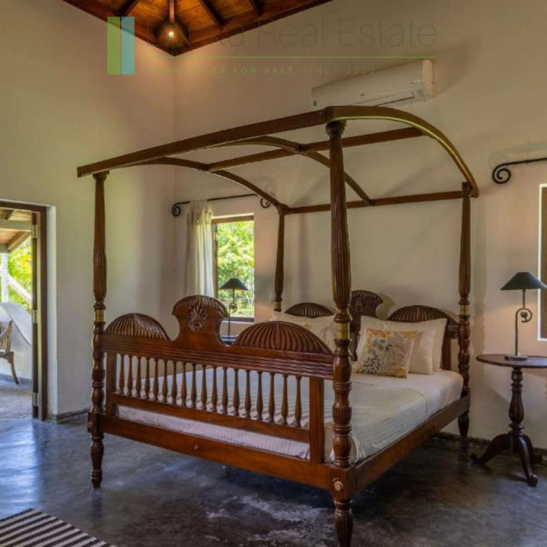 Four bedroom villa with pool in Unawatuna