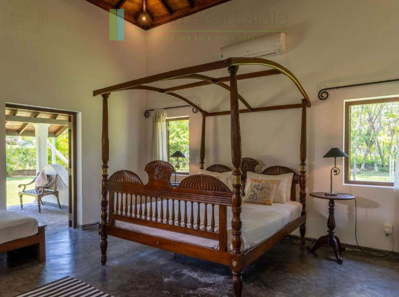 Four bedroom villa with pool in Unawatuna