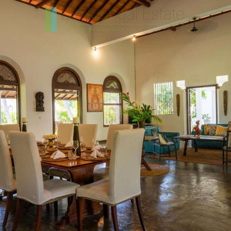 Four bedroom villa with pool in Unawatuna