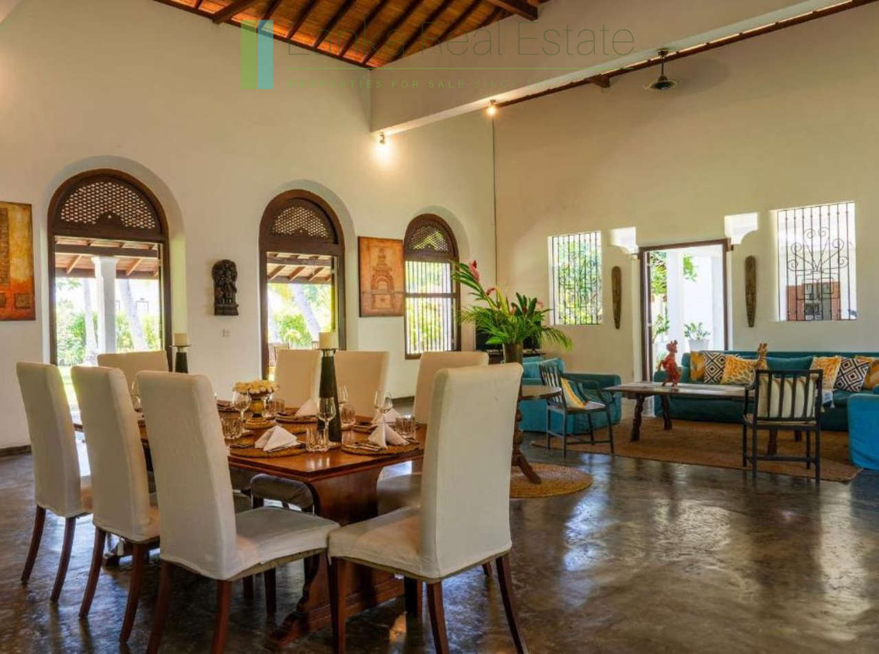 Four bedroom villa with pool in Unawatuna