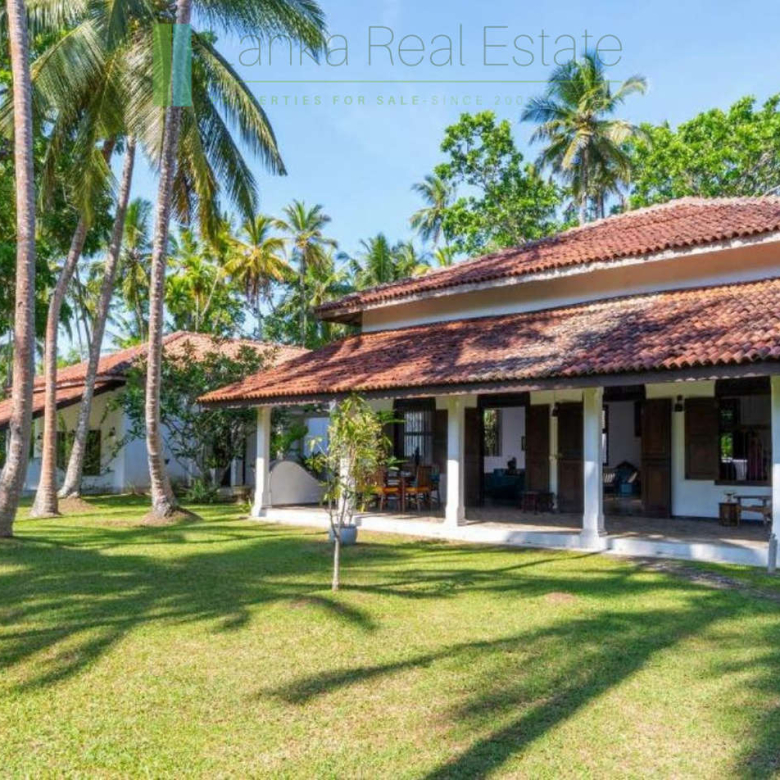 Four bedroom villa with pool in Unawatuna