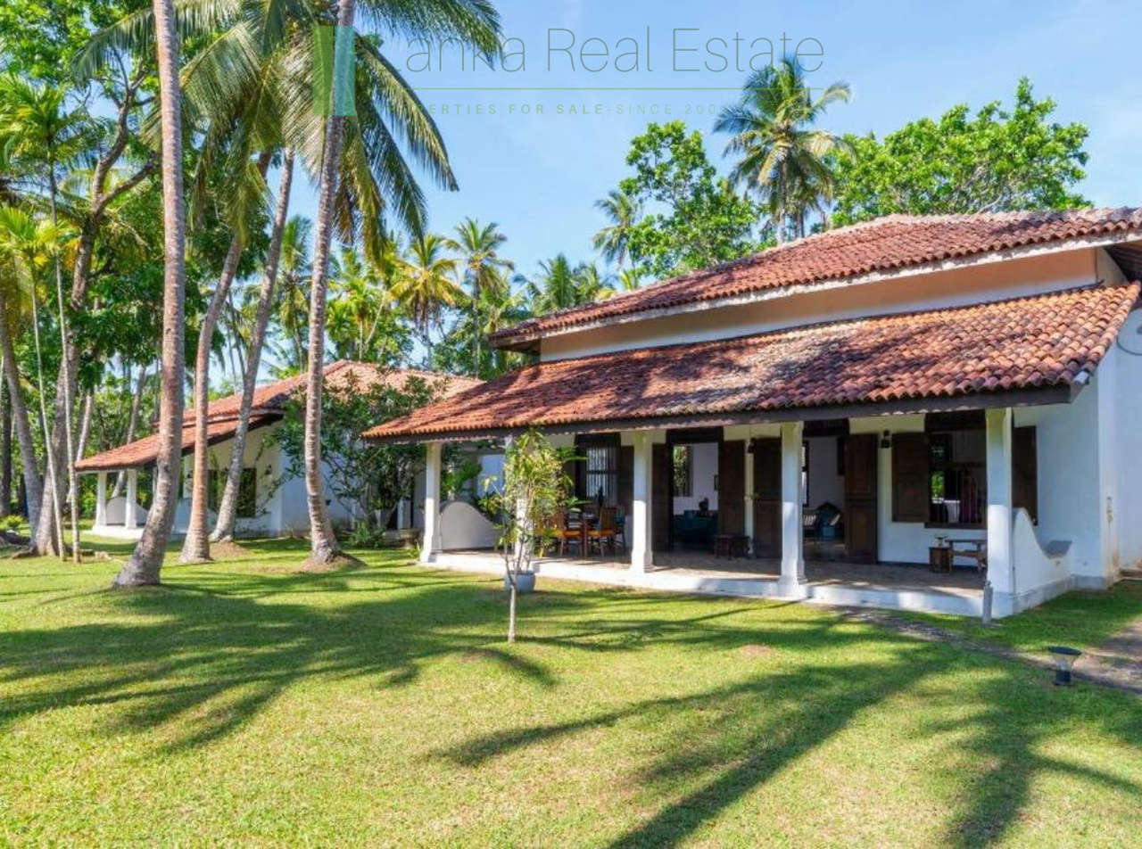 Four bedroom villa with pool in Unawatuna