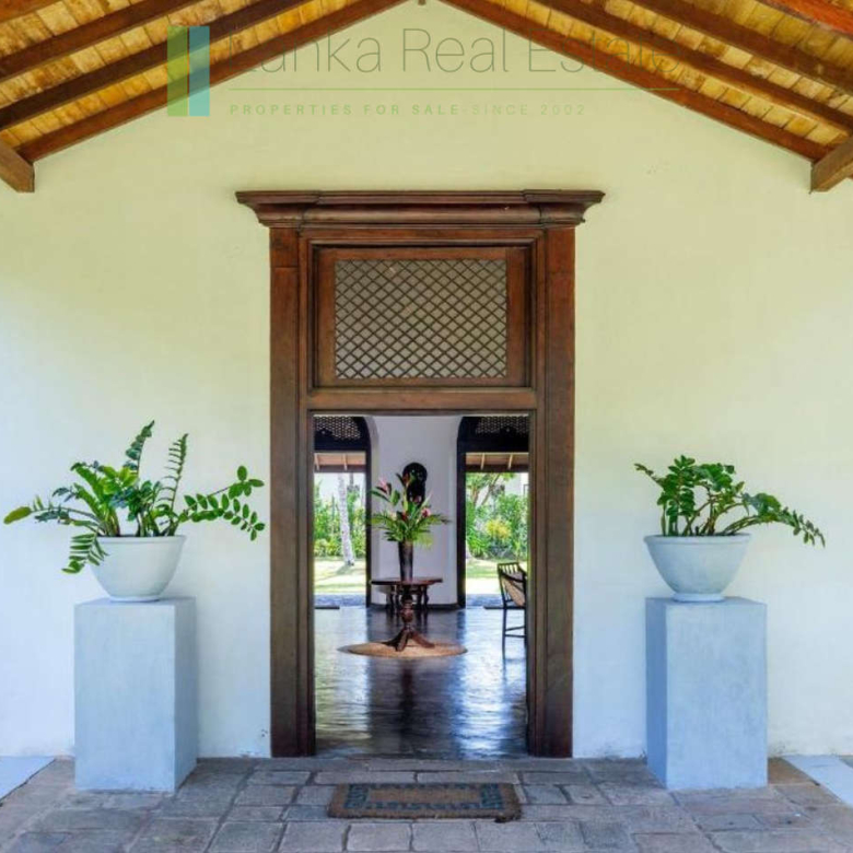 Four bedroom villa with pool in Unawatuna