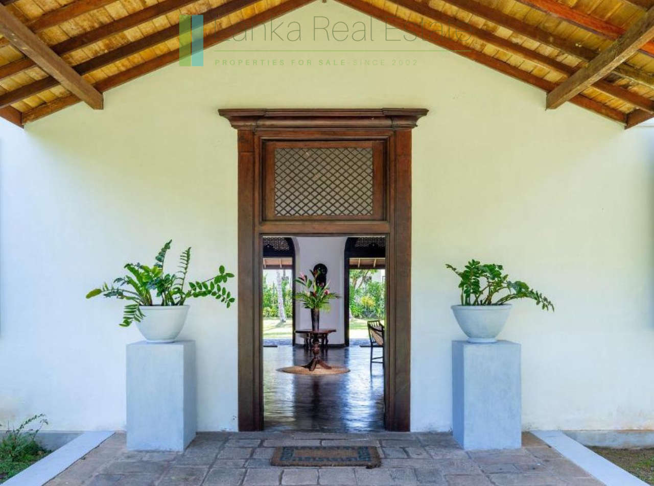 Four bedroom villa with pool in Unawatuna