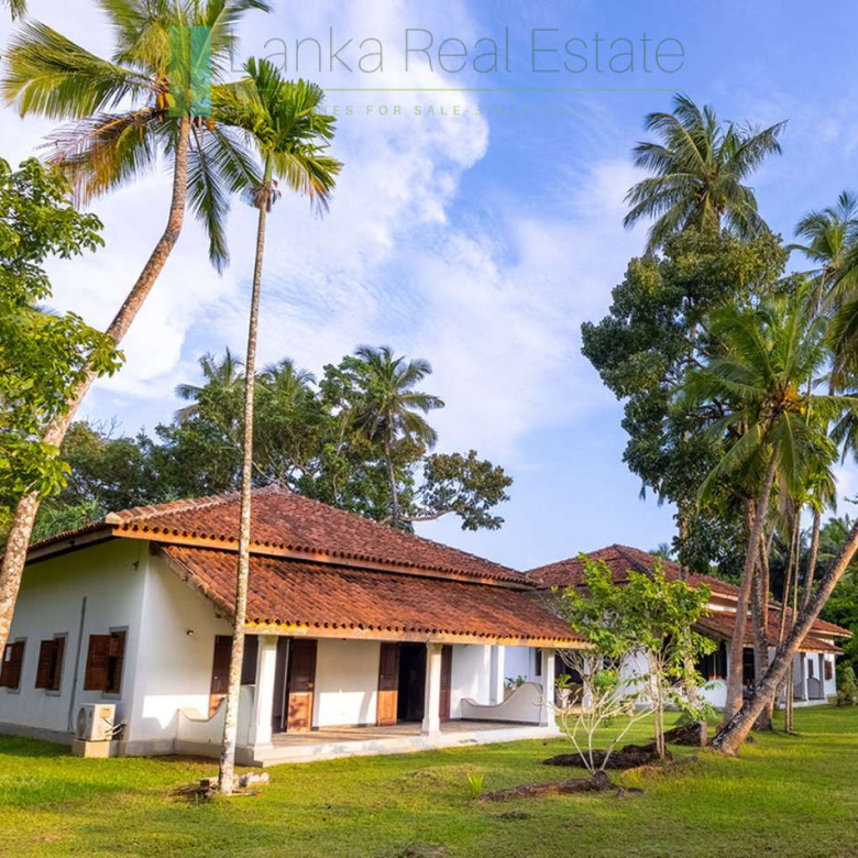 Four bedroom villa with pool in Unawatuna