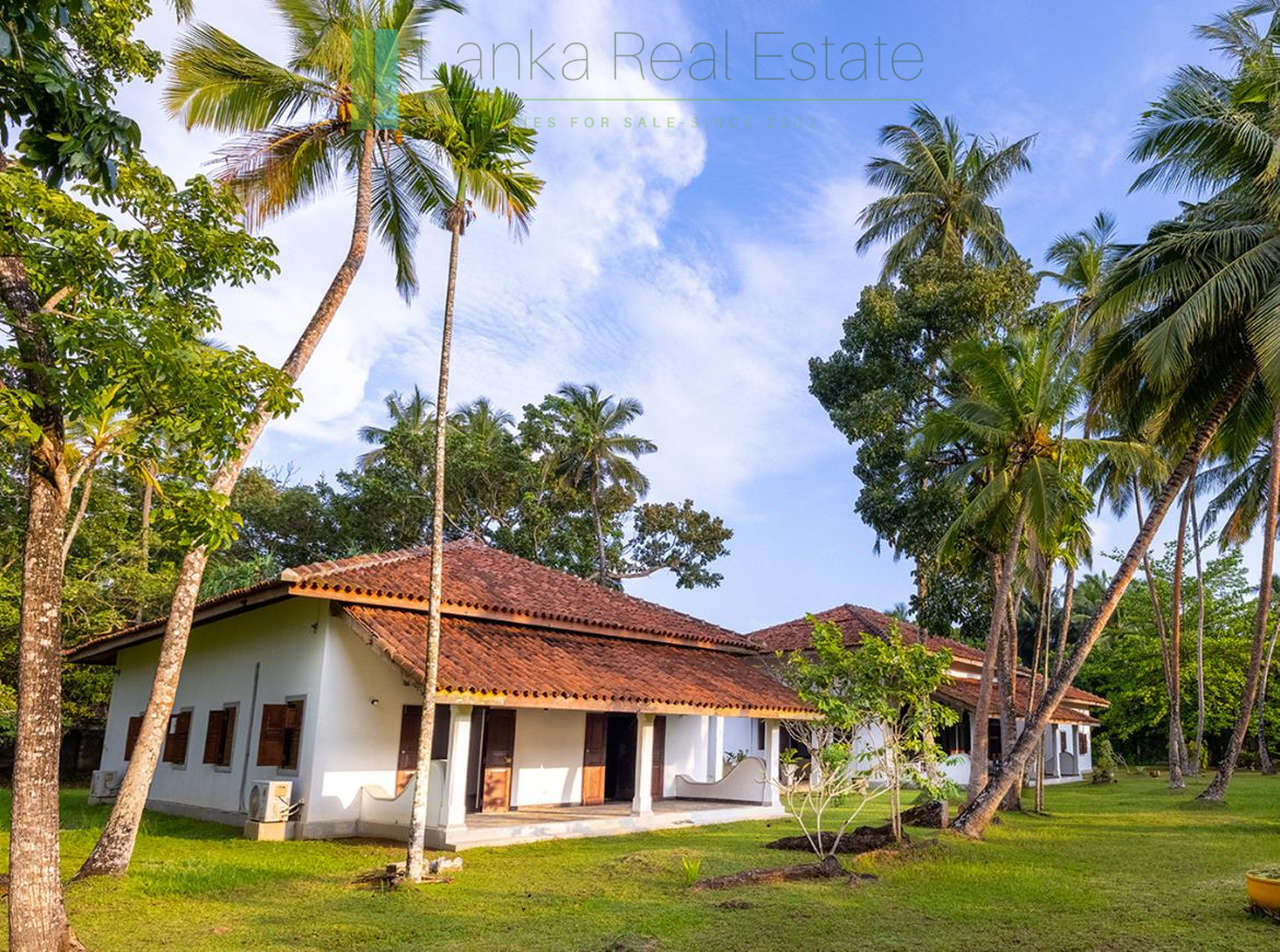 Four bedroom villa with pool in Unawatuna