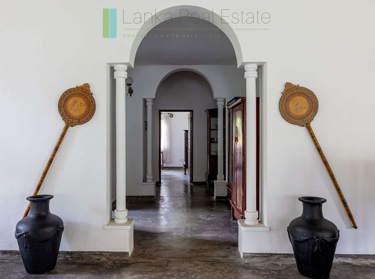 Four bedroom villa with pool in Unawatuna