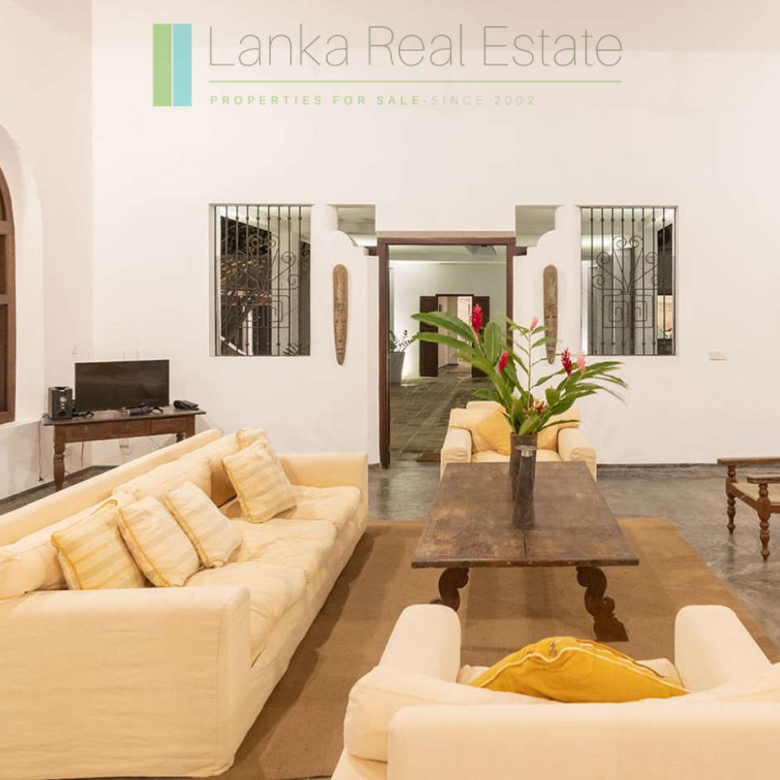 Four bedroom villa with pool in Unawatuna
