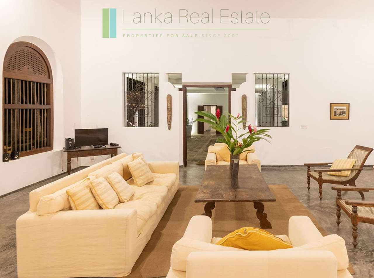 Four bedroom villa with pool in Unawatuna