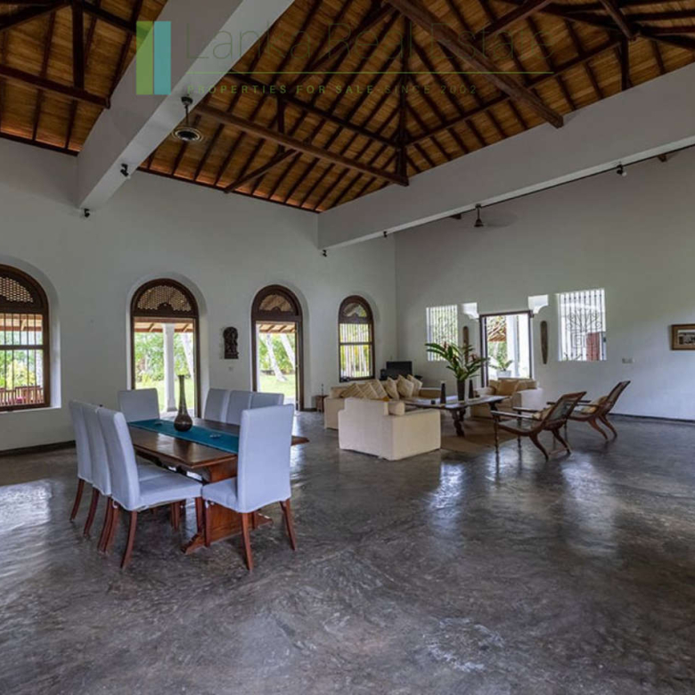Four bedroom villa with pool in Unawatuna